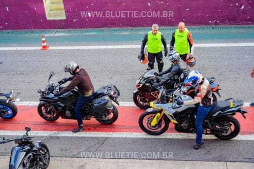 Promotores da BlueTie em test ride no autódromo de Interlagos