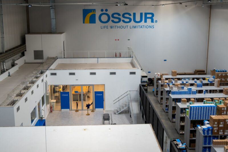 Vista ampla do centro de distribuição da Össur com showroom integrado