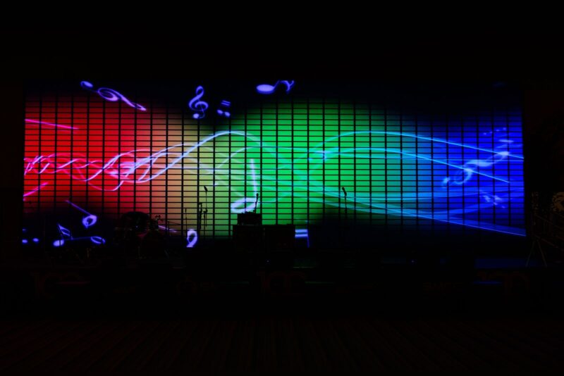 Telão de LED com efeito visual colorido no palco da Festa do Centenário da SMCC