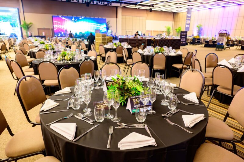 Mesas decoradas para o jantar de gala da Festa do Centenário da SMCC, no Royal Palm Hall