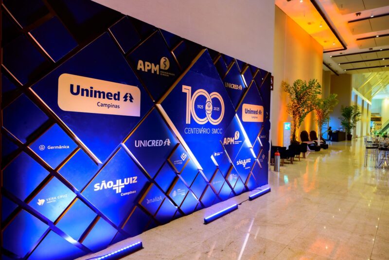 Painel de patrocinadores iluminado no foyer da Festa do Centenário da SMCC