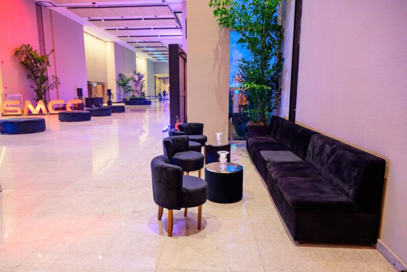 Lounge com sofás e ambientação para os convidados da Festa do Centenário da SMCC