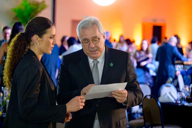 Profissional da BlueTie ao lado de um diretor da SMCC durante a Festa do Centenário da SMCC