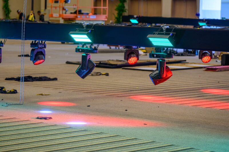 Equipamentos de iluminação de palco posicionados durante a montagem da Festa do Centenário da SMCC