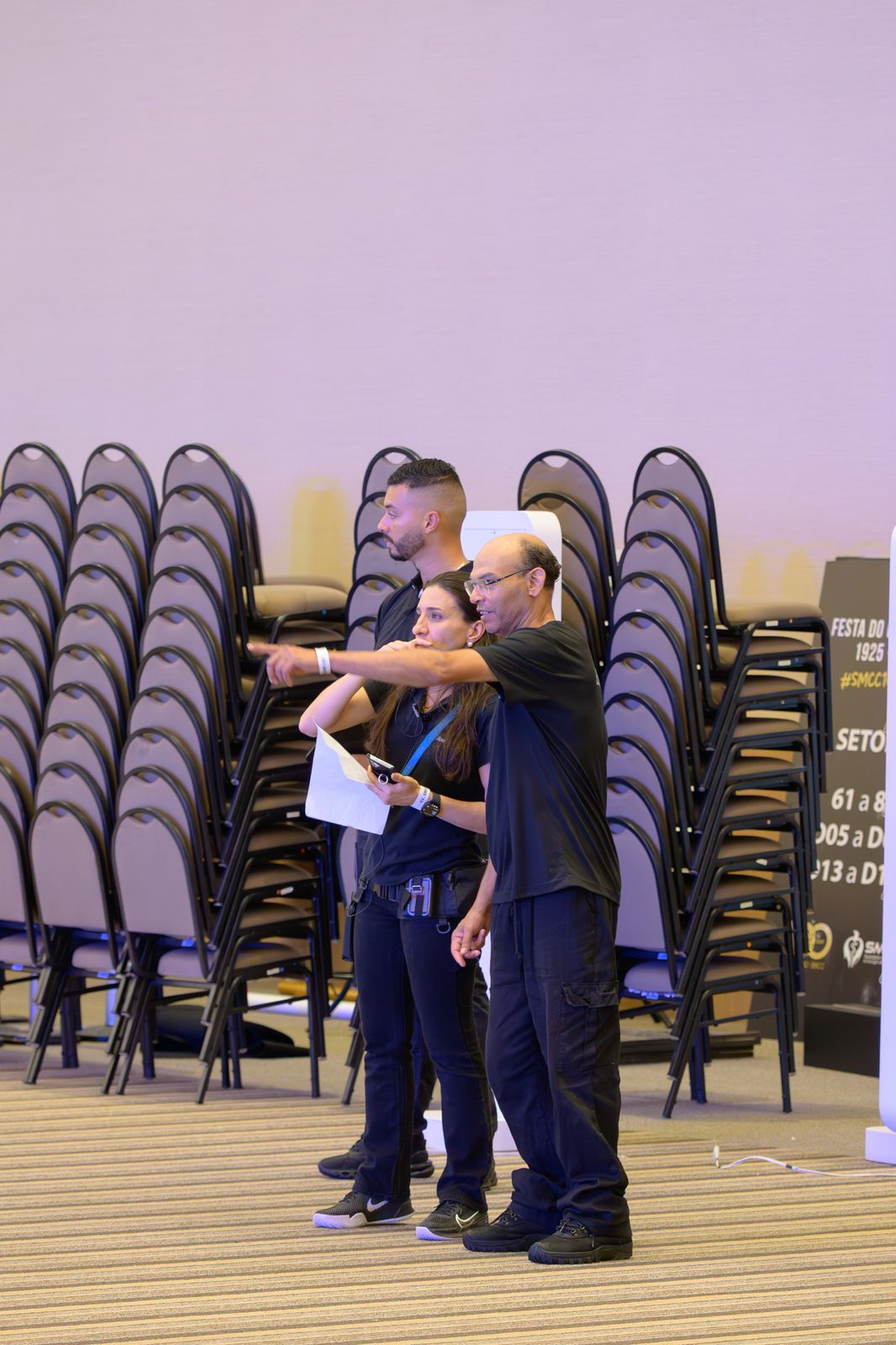 Profissionais da BlueTie caminhando em um evento