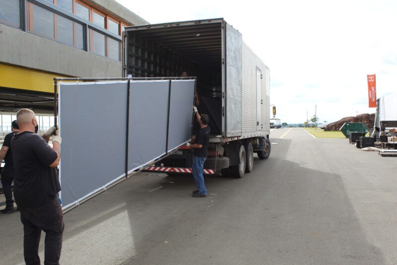 eventos de grande porte BlueTie Eventos Carregadores da BlueTie com EPI transportando cases