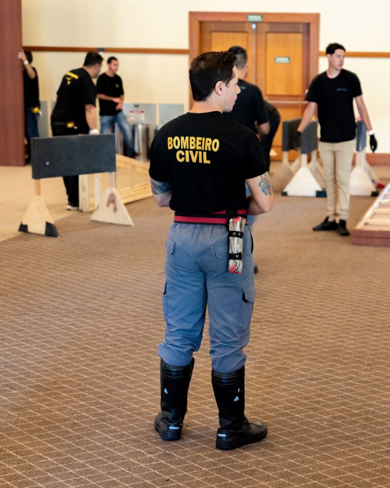Bombeiro civil e brigadista da BlueTie em um evento