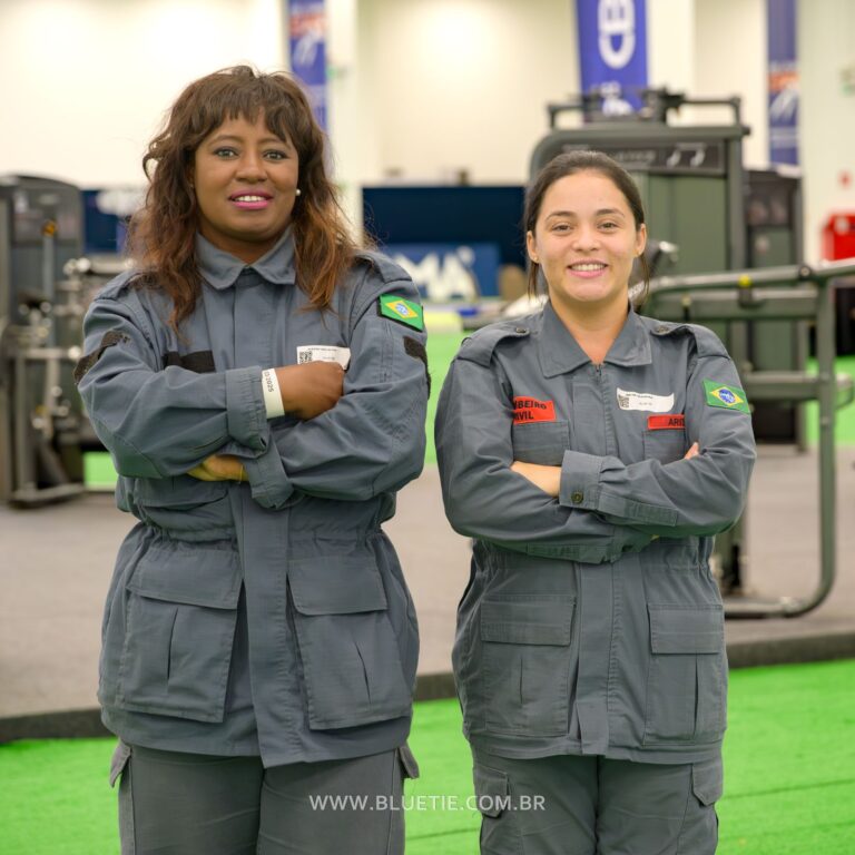 Equipe de bombeiros civis da BlueTie em um evento