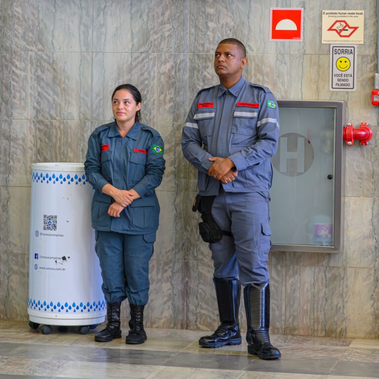Equipe de bombeiros civis da BlueTie em um evento