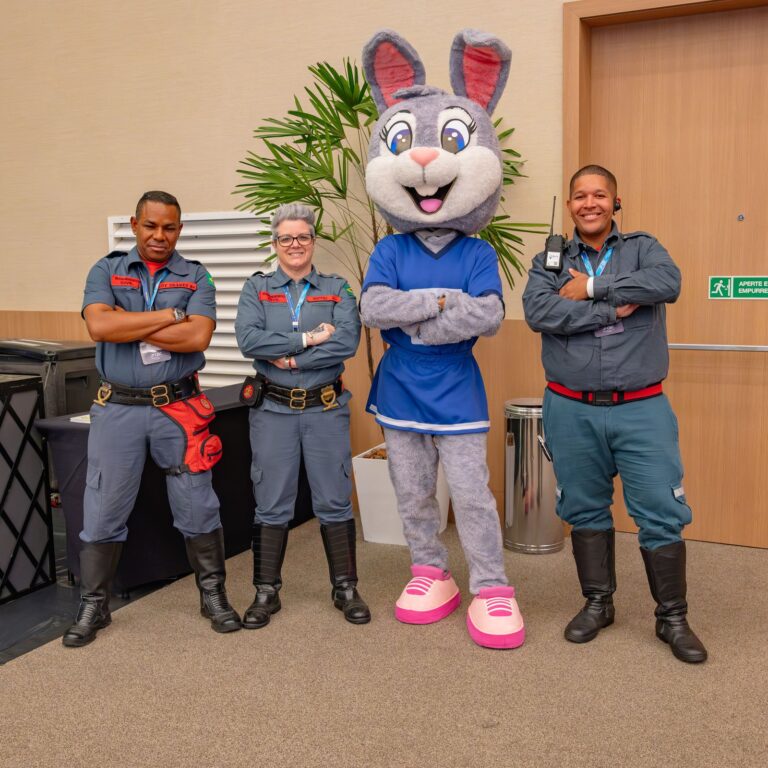 Bombeiro civil e brigadista da BlueTie em um evento