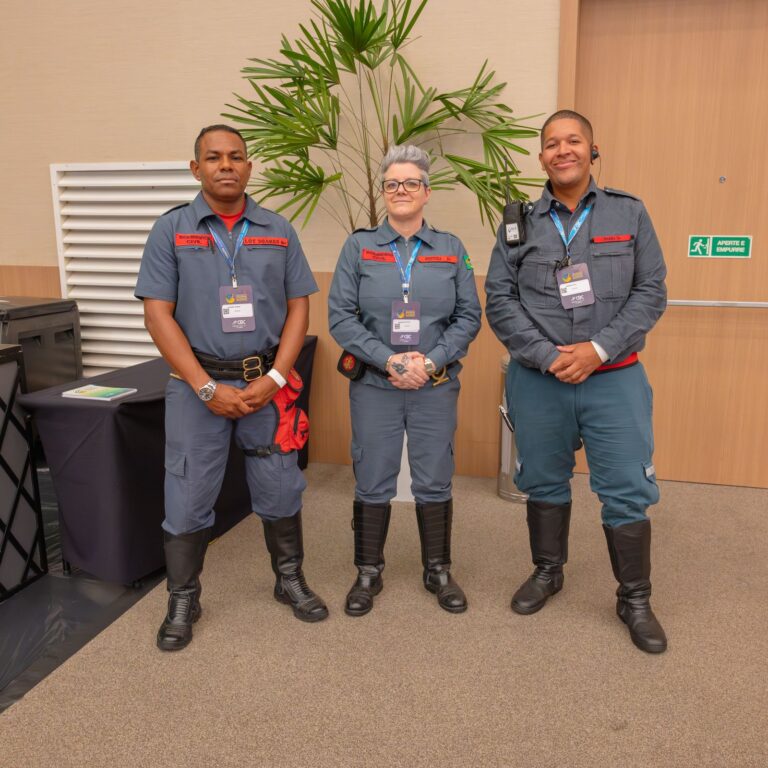 Bombeiro civil e brigadista da BlueTie em um evento