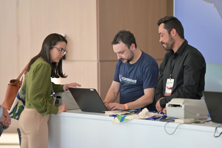 Equipe de credenciamento da BlueTie em um evento