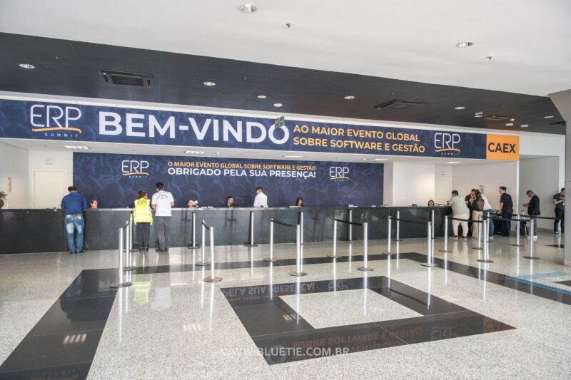 Balcão de credenciamento e boas-vindas do ERP Summit, operado pela equipe da BlueTie