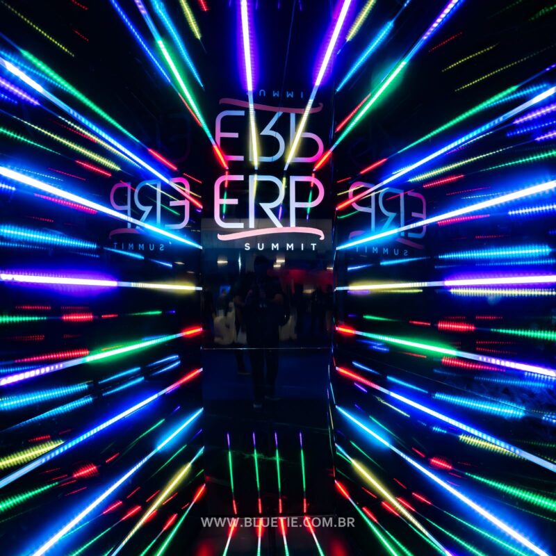 Túnel de LED com a marca ERP Summit na entrada do evento