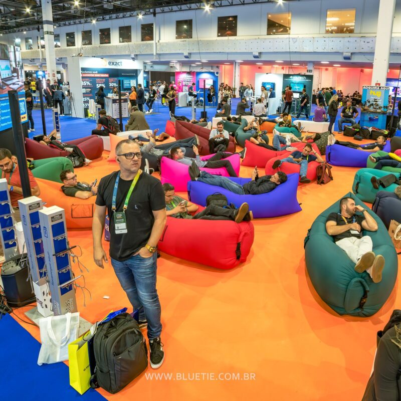 Área de convivência com pufes coloridos no ERP Summit