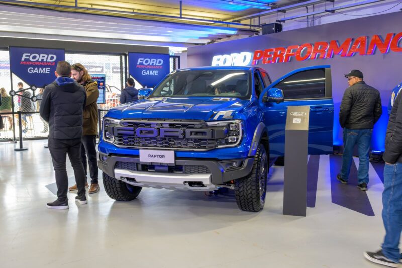 Estande da Ford com picape em exposição no festival