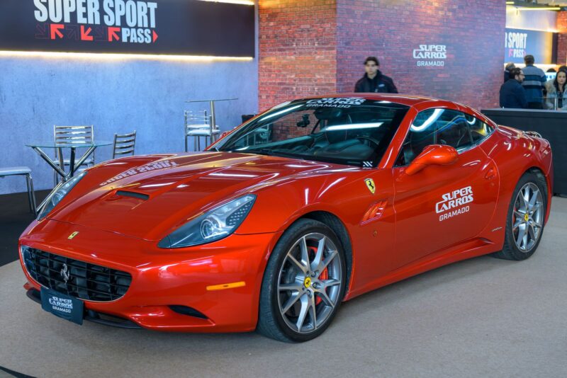Ferrari California vermelha na área de pista do festival