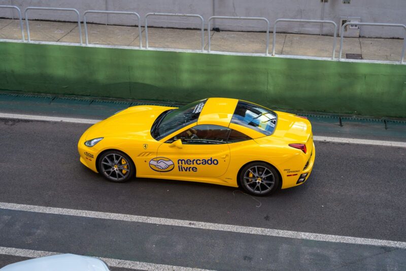 Ferrari 458 amarela no pit lane do Autódromo de Interlagos