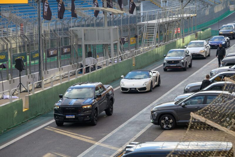 Fila de carros aguardando no pit lane do Autódromo de Interlagos