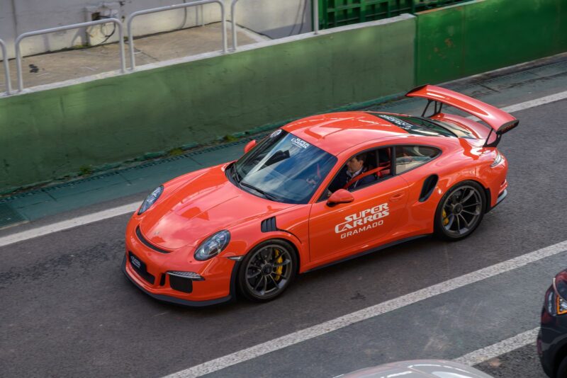 Porsche 911 GT3 RS laranja na pista do Autódromo de Interlagos durante o Festival Interlagos Carros 2025