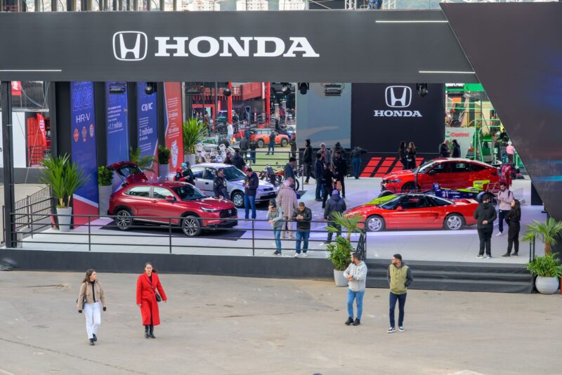 Estande da Honda com modelos vermelhos no festival