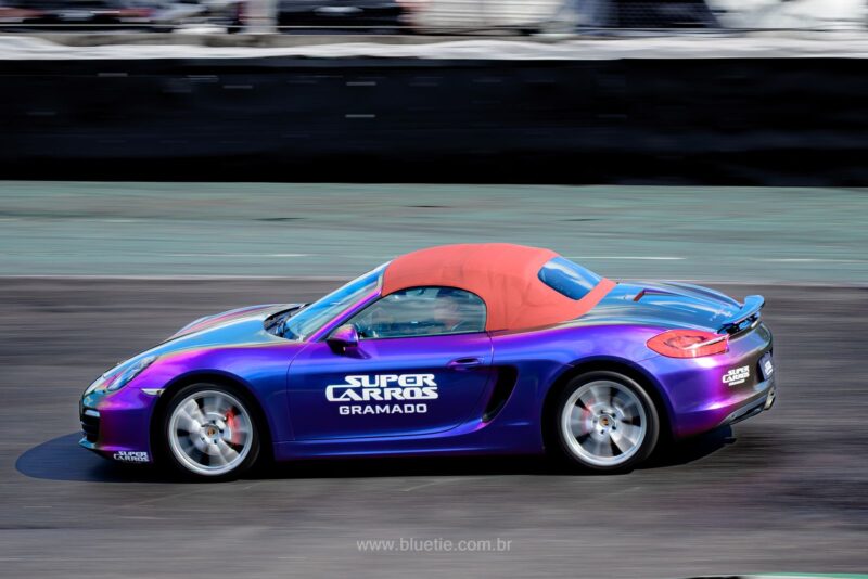 Carro em demonstração de drift na pista do festival