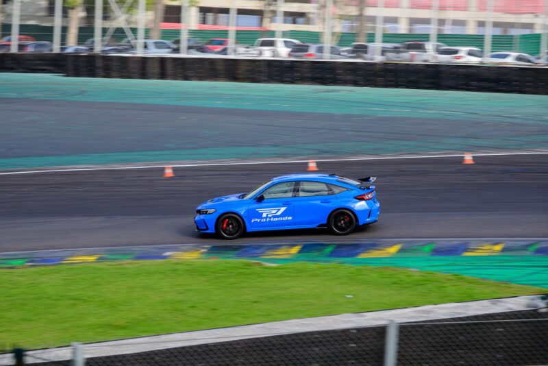 Carro esportivo azul em test drive na pista de Interlagos