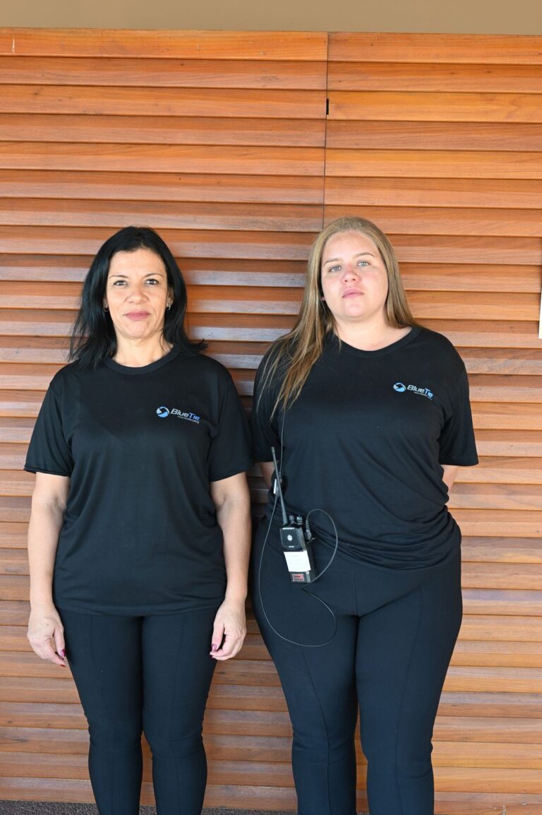 Profissionais de limpeza da BlueTie em um evento