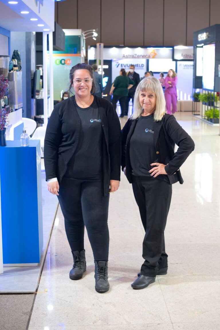Equipe de limpeza da BlueTie em um evento