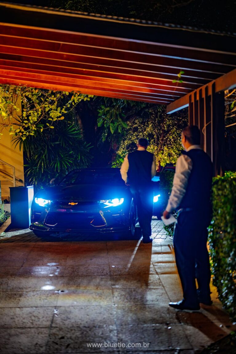 Manobristas da BlueTie recebendo veículos no valet de um evento