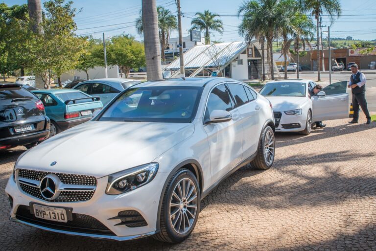 Manobristas da BlueTie recebendo veículos no valet de um evento