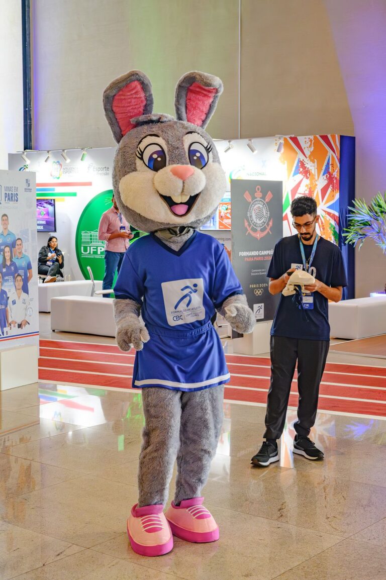 Mascote e personagem animado da BlueTie em um evento