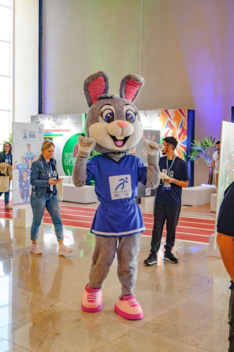 Mascote e personagem animado da BlueTie em um evento