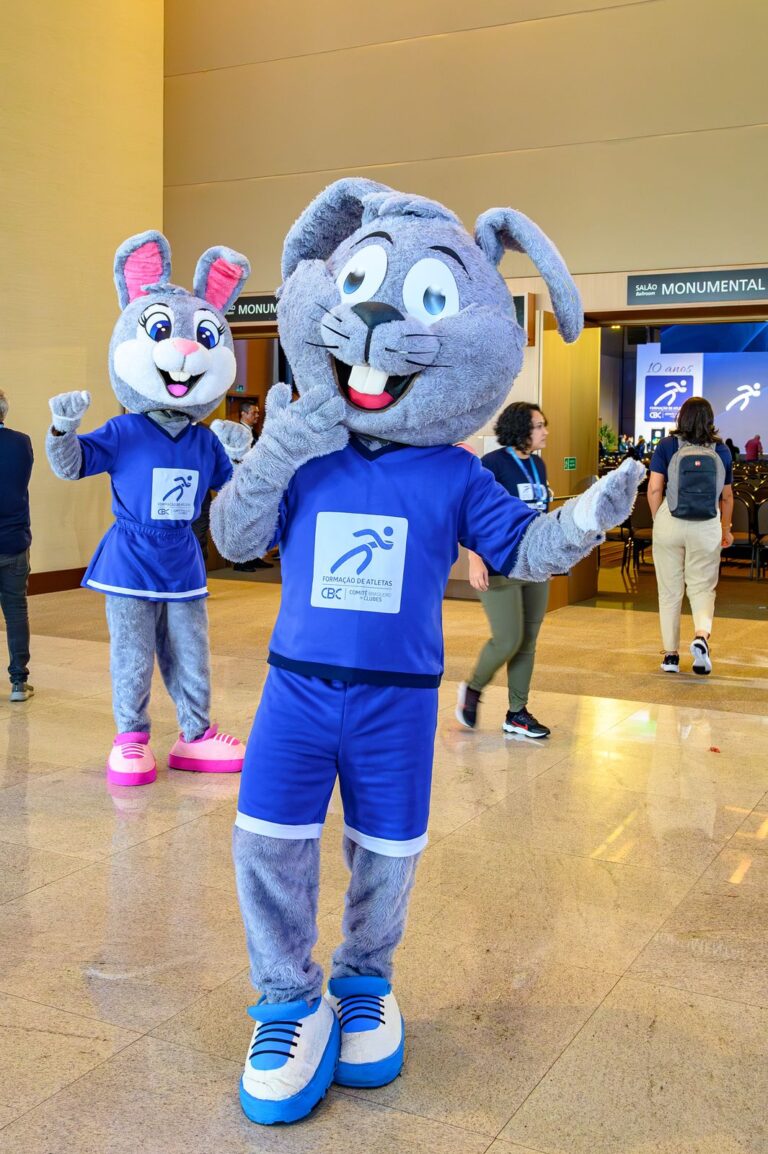 Mascote e personagem animado da BlueTie em um evento