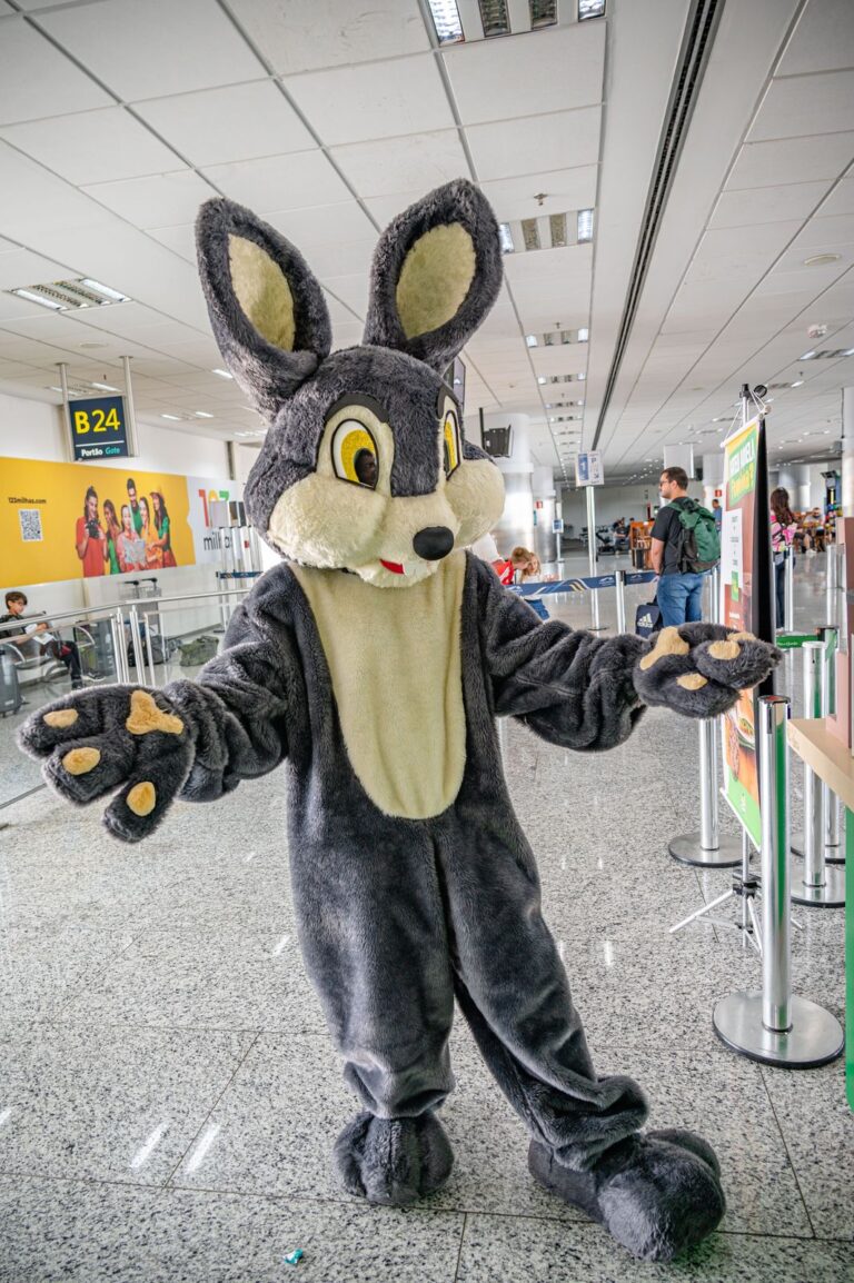 Mascotes da BlueTie animando o público em um evento