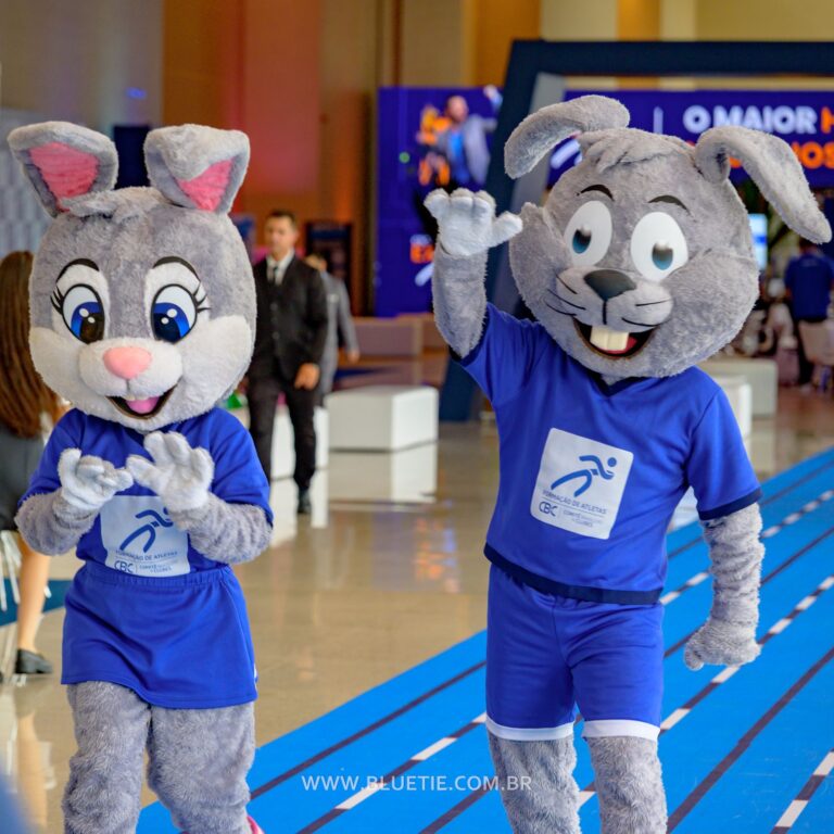 Personagem mascote da BlueTie em um evento