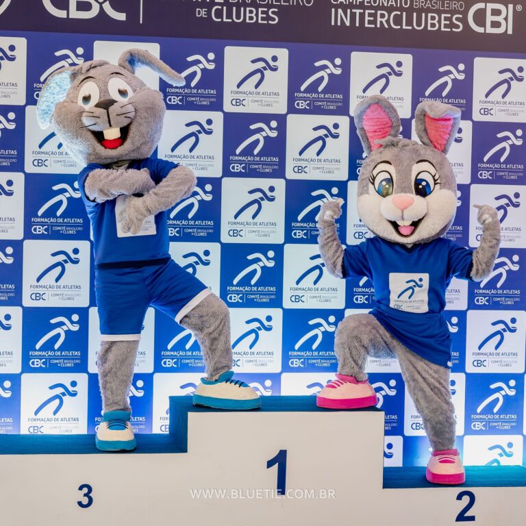 Mascotes da BlueTie animando o público em um evento