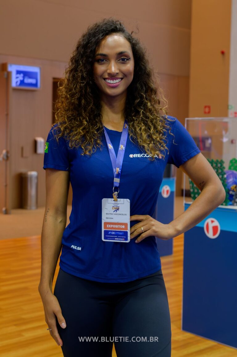 Promotora da BlueTie atendendo em um estande de evento