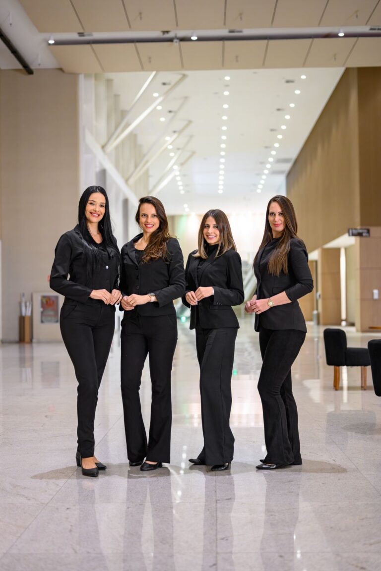 Recepcionista da BlueTie no atendimento de um evento
