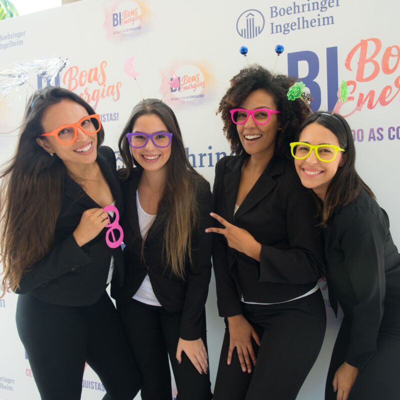 convenções e congressos BlueTie Eventos Equipe de recepcionistas da BlueTie em um evento