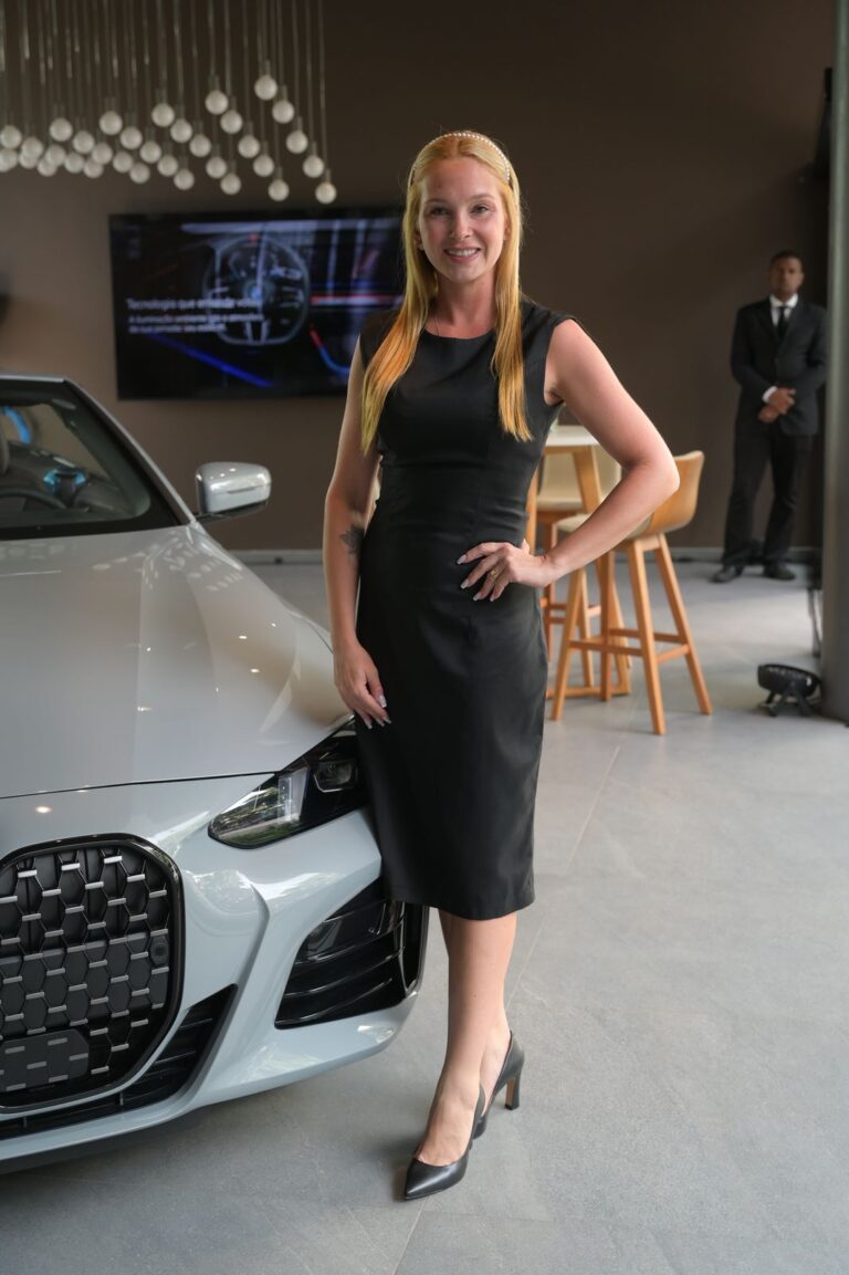 Recepcionista da BlueTie no atendimento de um evento