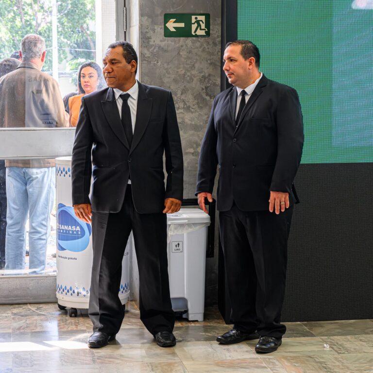 Controlador de acesso da BlueTie de terno preto em um evento corporativo