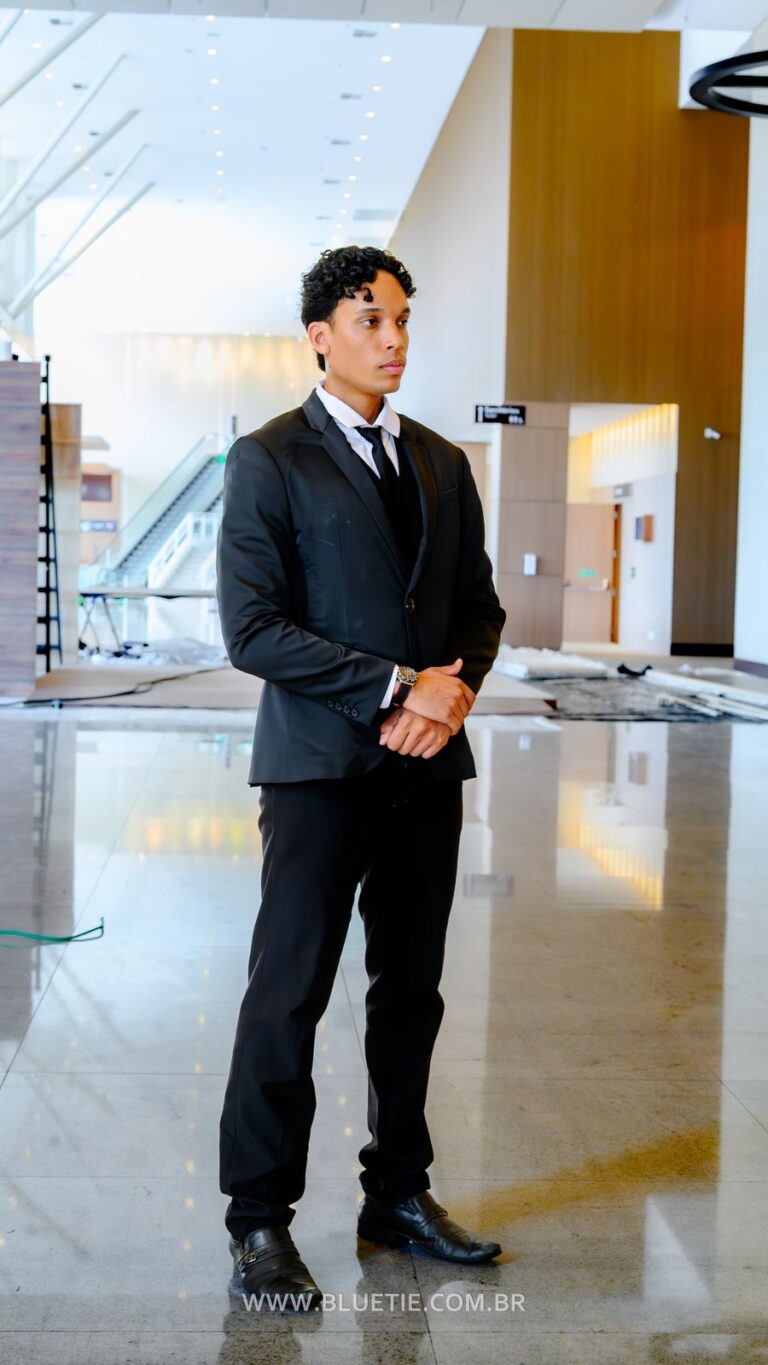 Controlador de acesso da BlueTie de terno preto em um evento corporativo