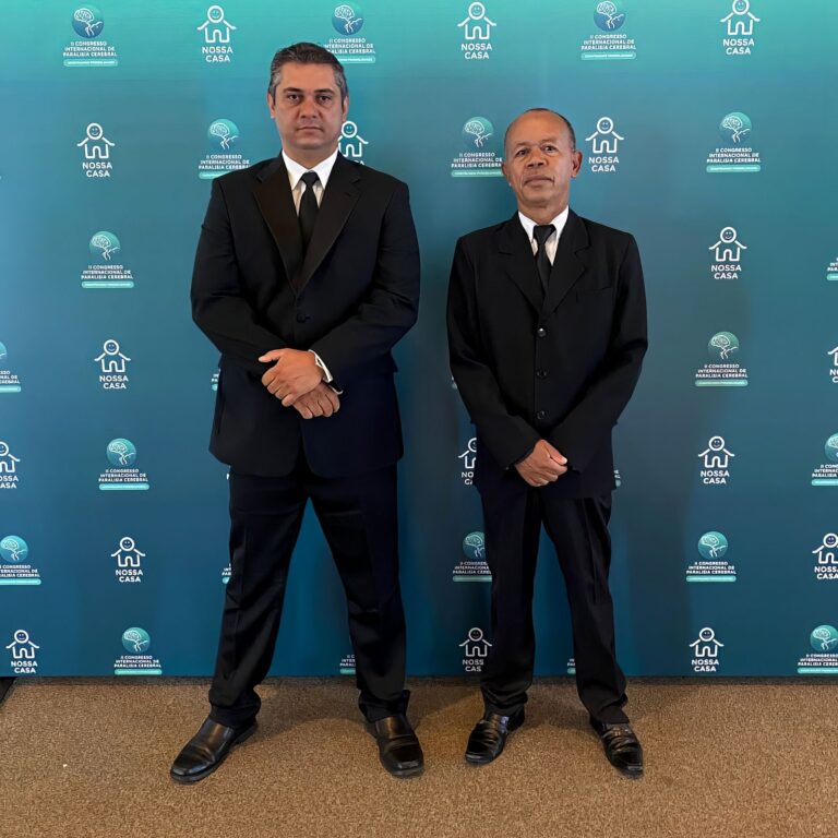 Controlador de acesso da BlueTie de terno preto em um evento corporativo