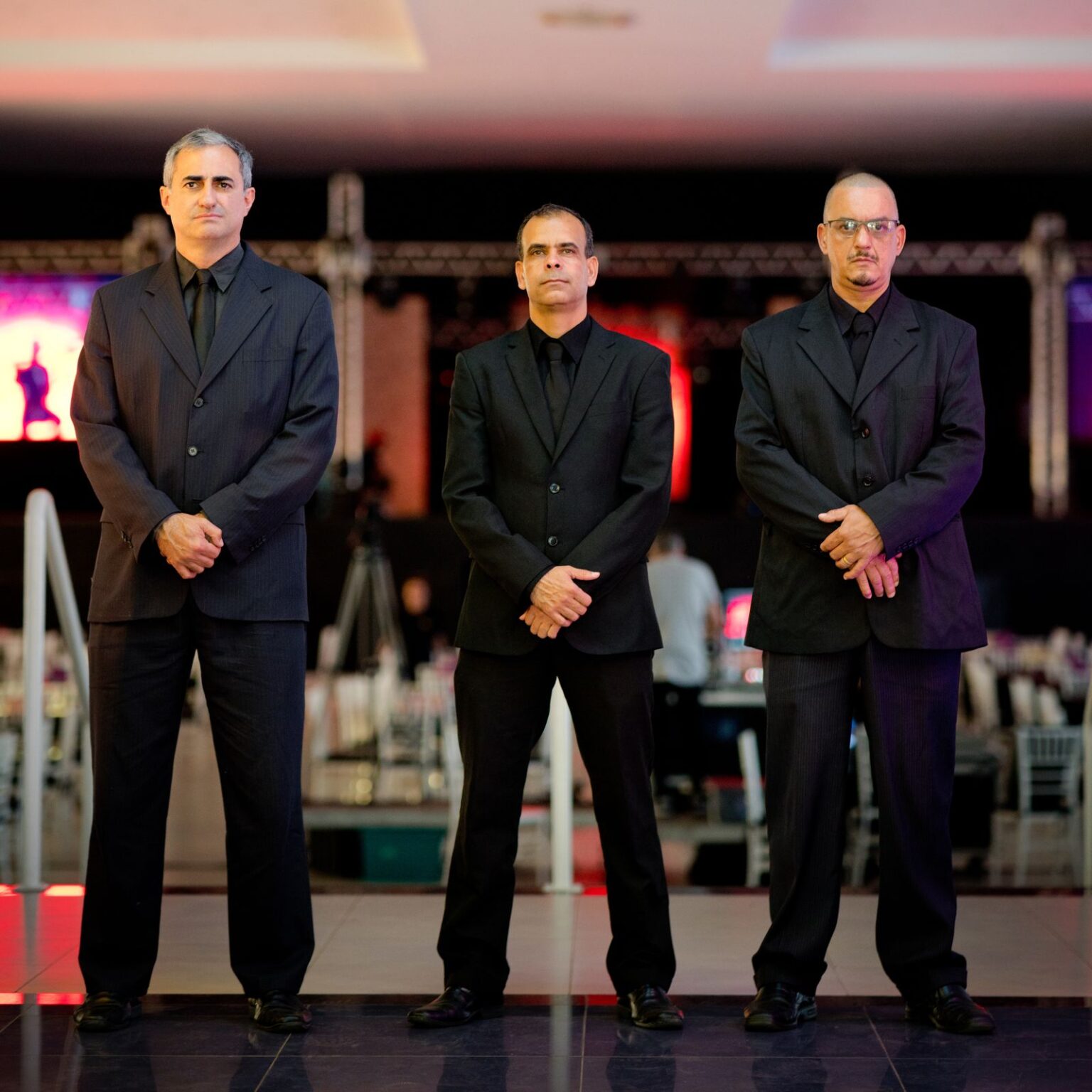 Controlador de acesso da BlueTie de terno preto em um evento corporativo