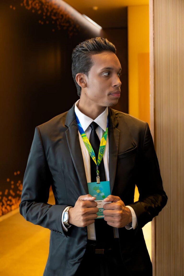 Controlador de acesso da BlueTie de terno preto em um evento corporativo